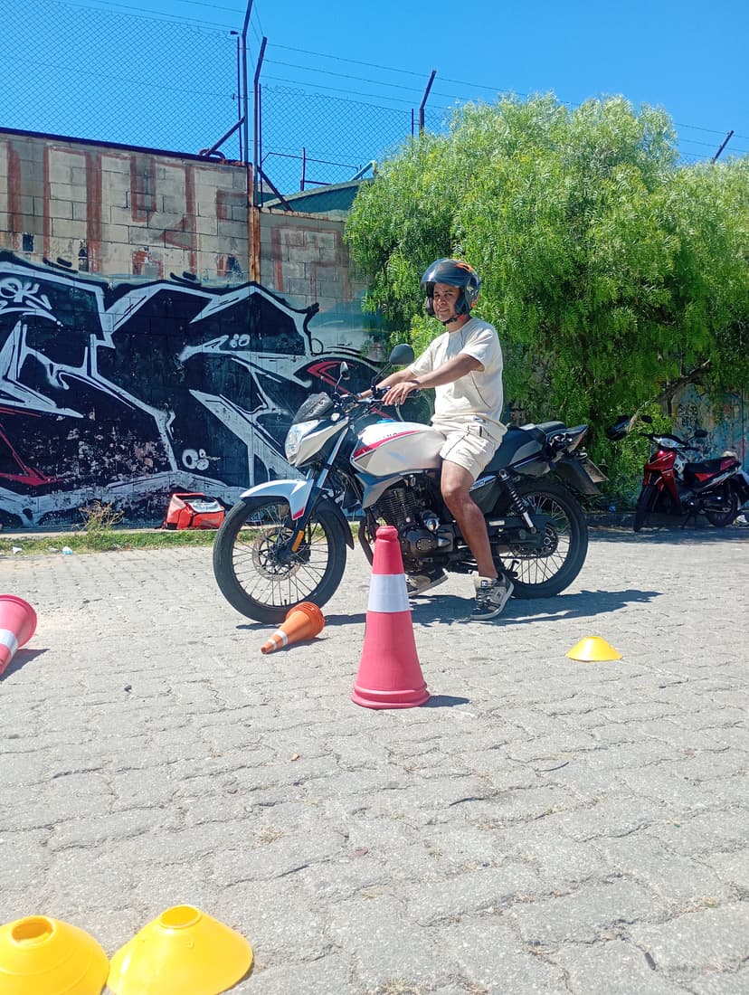 Alumno en moto, BMX Moto Escuela